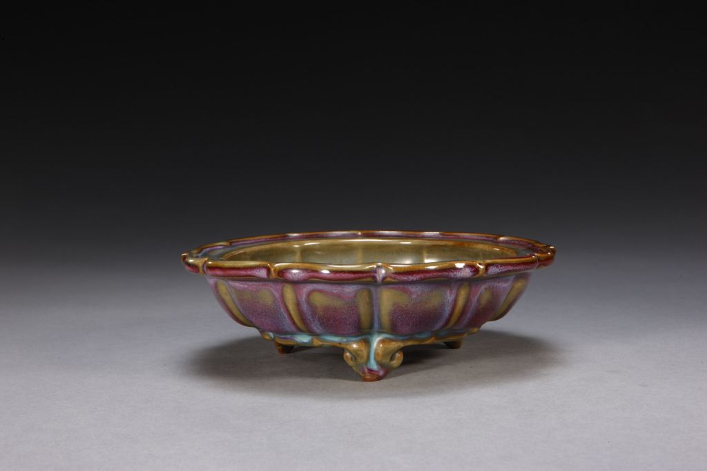 图片[1]-Jun kiln rose-purple glaze rhombic three-legged flowerpot holder-China Archive